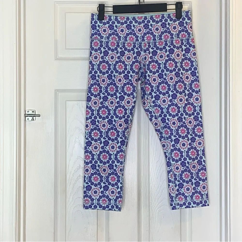 Lululemon Wunder Under Crop
Twiggy Printed Power Purple / Aquamarine Size 6